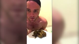 Watch this dude lick a juicy load with a facial